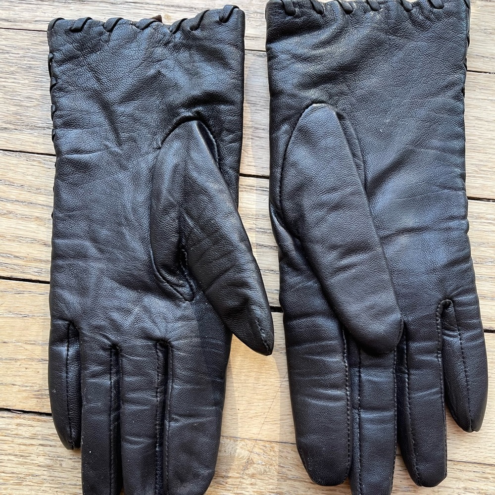 Slightly worn leather gloves. Brown, size S